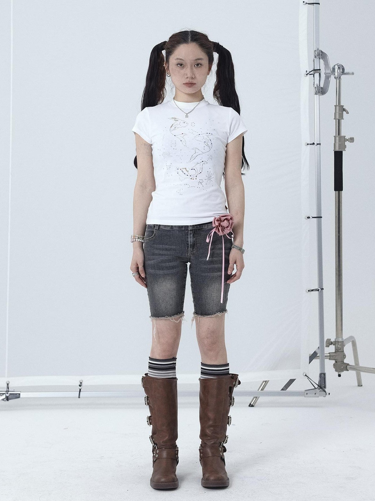 Achihara Distressed Black Raw Hem Straight Low Waist Women'S Denim Bermuda Shorts