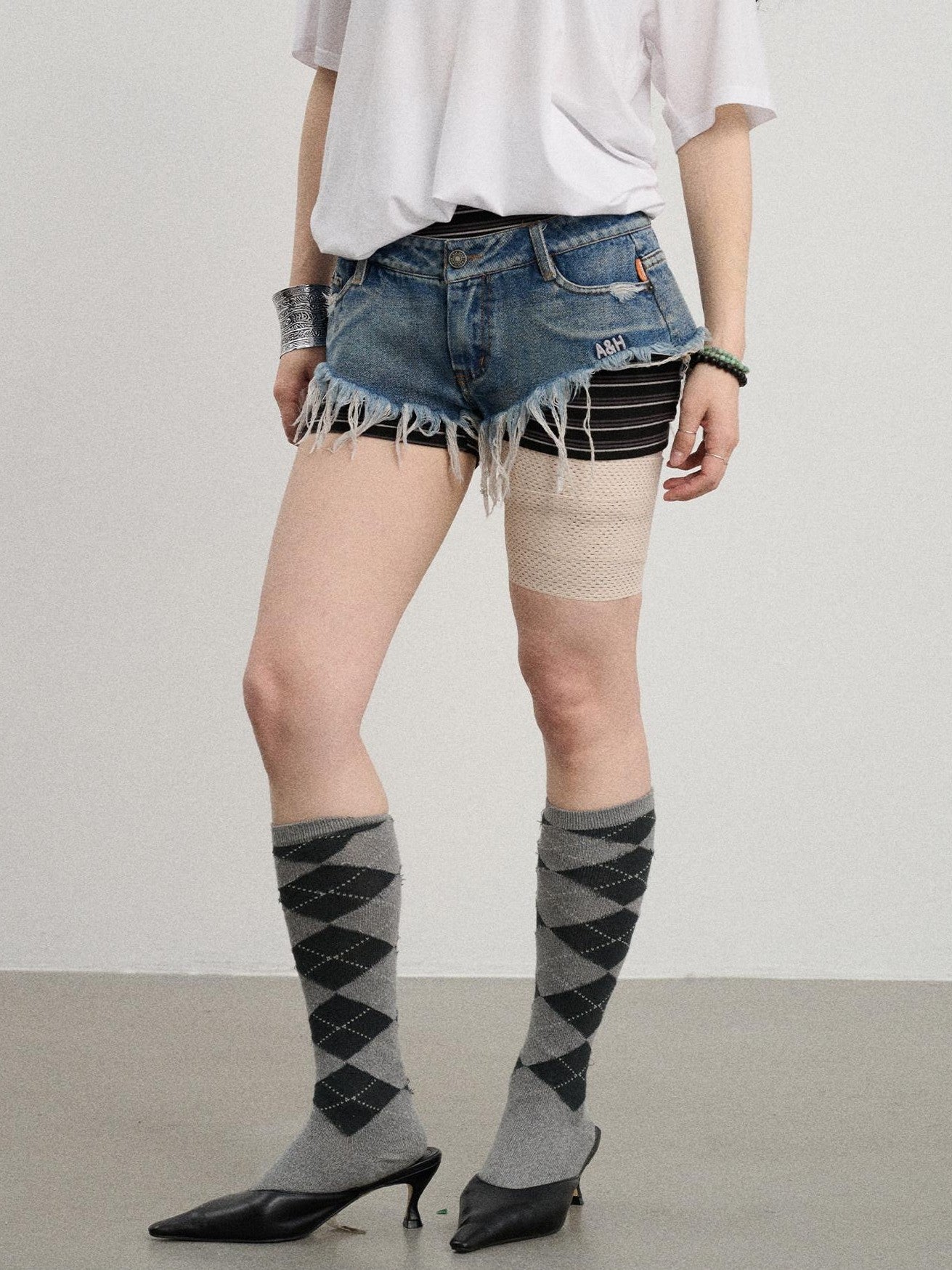 Achihara Stonewash Fringe Hem Triangle Cut Low Waist Women'S Denim Shorts
