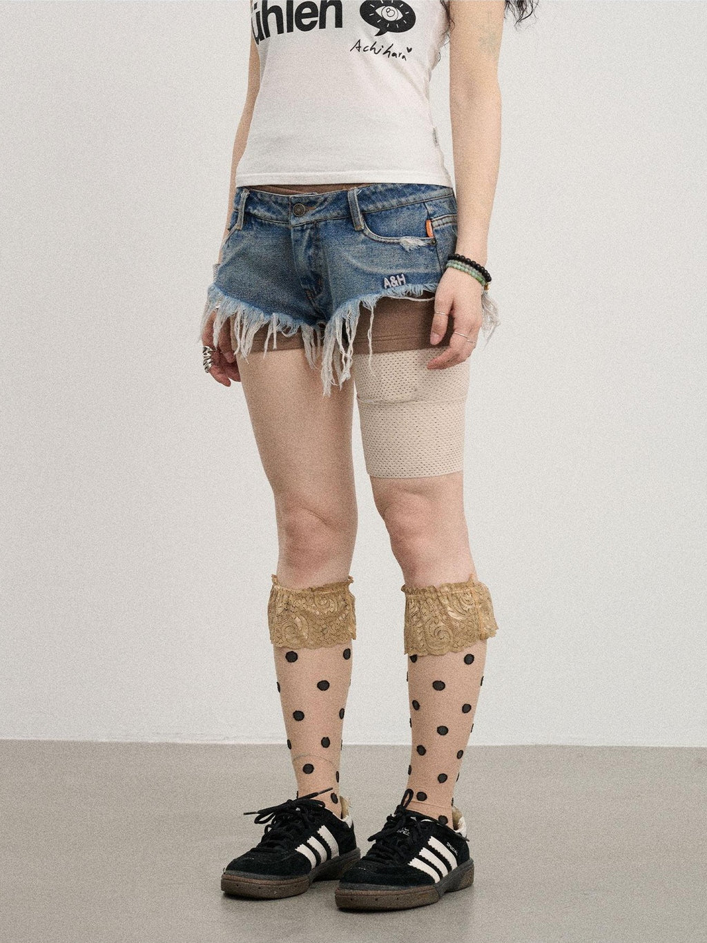 Achihara Stonewash Fringe Hem Triangle Cut Low Waist Women'S Denim Shorts
