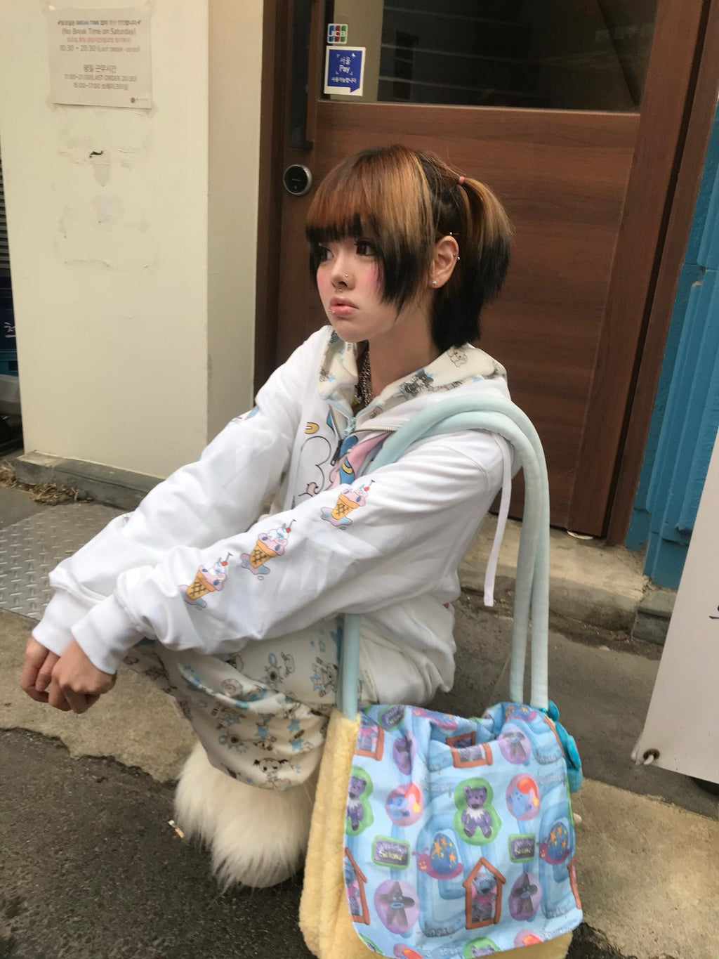 BlackBerry White Bunny Print Collab Loose Fit Street Women's Zip-up Hoodies
