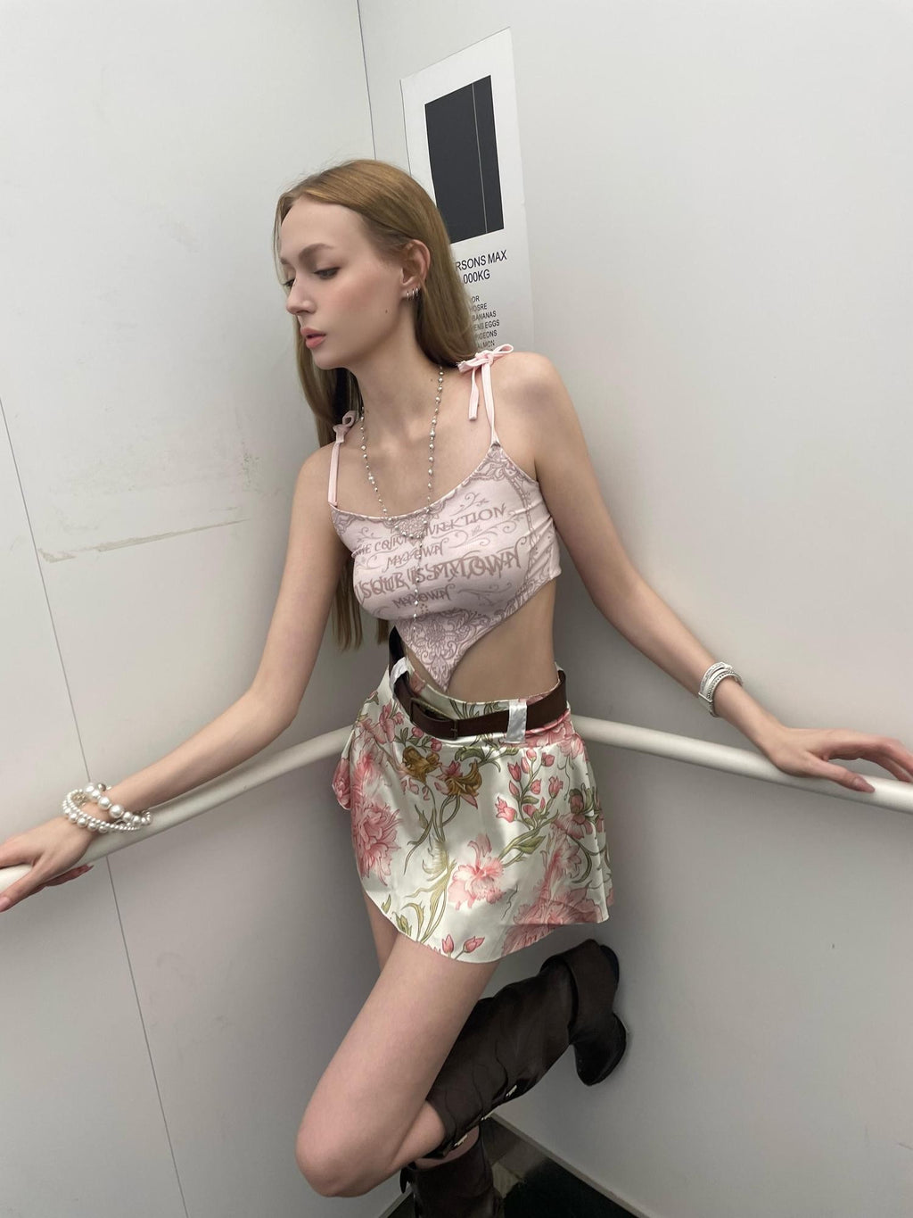 GGLOYDIUS Pink Floral Print Half Zipper Triangle Back Cropped Women's Camisoles