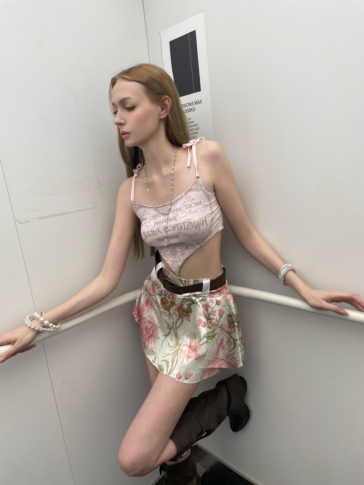 GGLOYDIUS Pink Floral Print Half Zipper Triangle Back Cropped Women's Camisoles