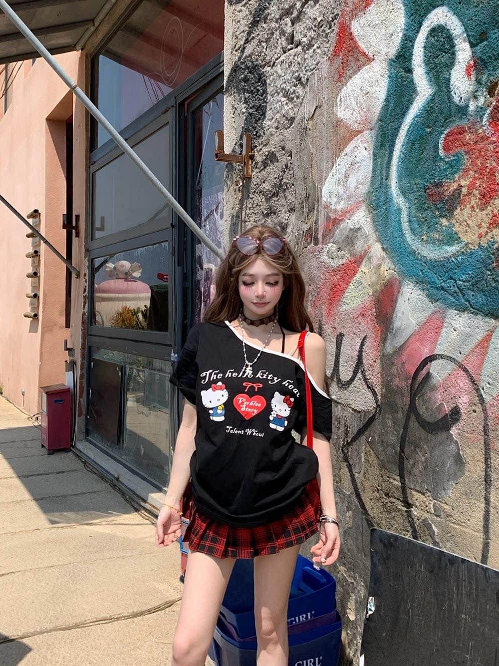 PoopyLii Striped Letter Print Asymmetric Shoulder Loose Fit Women's Off-shoulder T-shirts