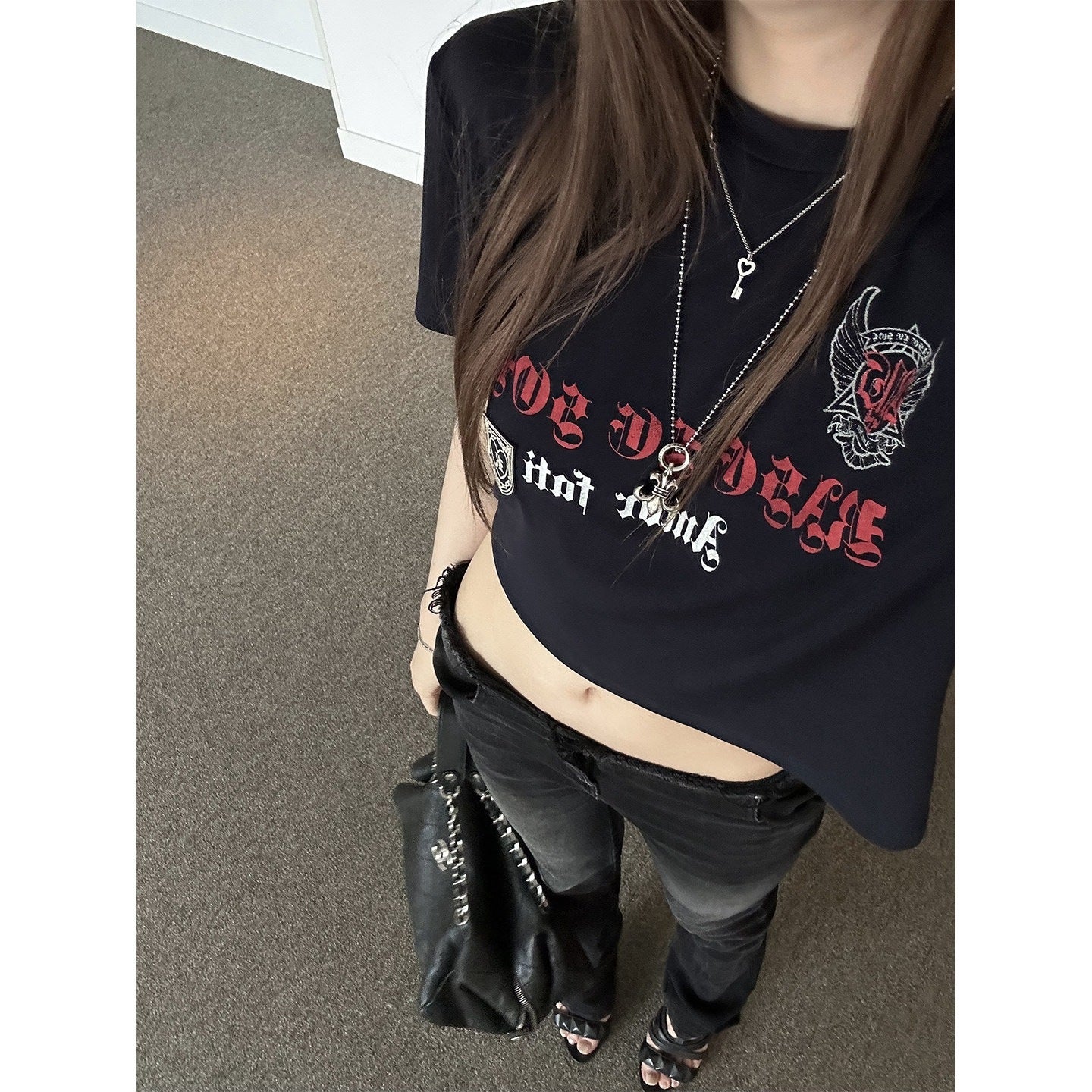 Rase_le_sol_Badge_Embroidered_Print_Short_Length_Short_Sleeve_Women's_Tee_Crop_Tops_1057716821484_MISSTT