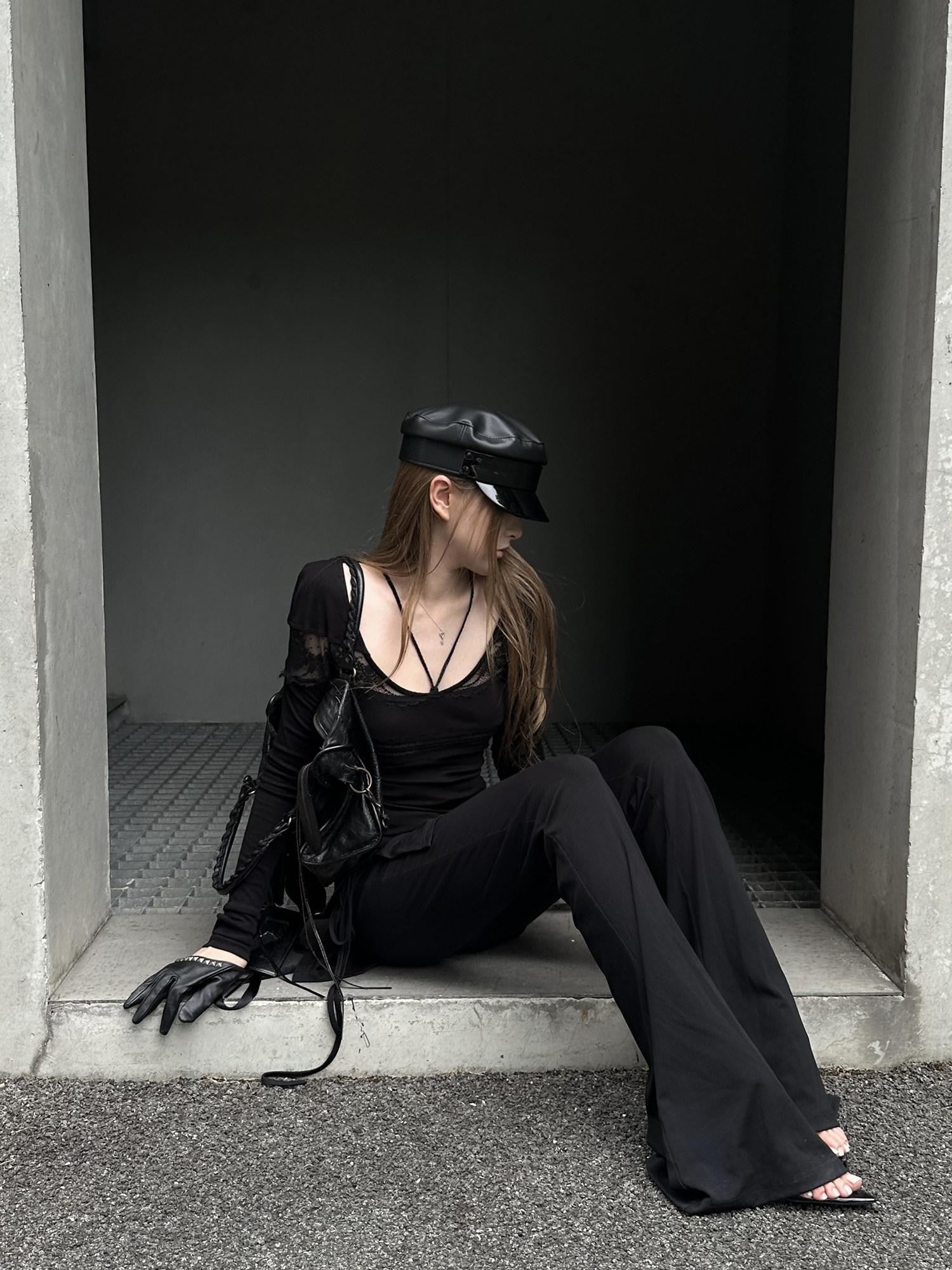 Rase le sol Black Back Flap Low Rise Subtle Micro Flare Women's Flare Pants