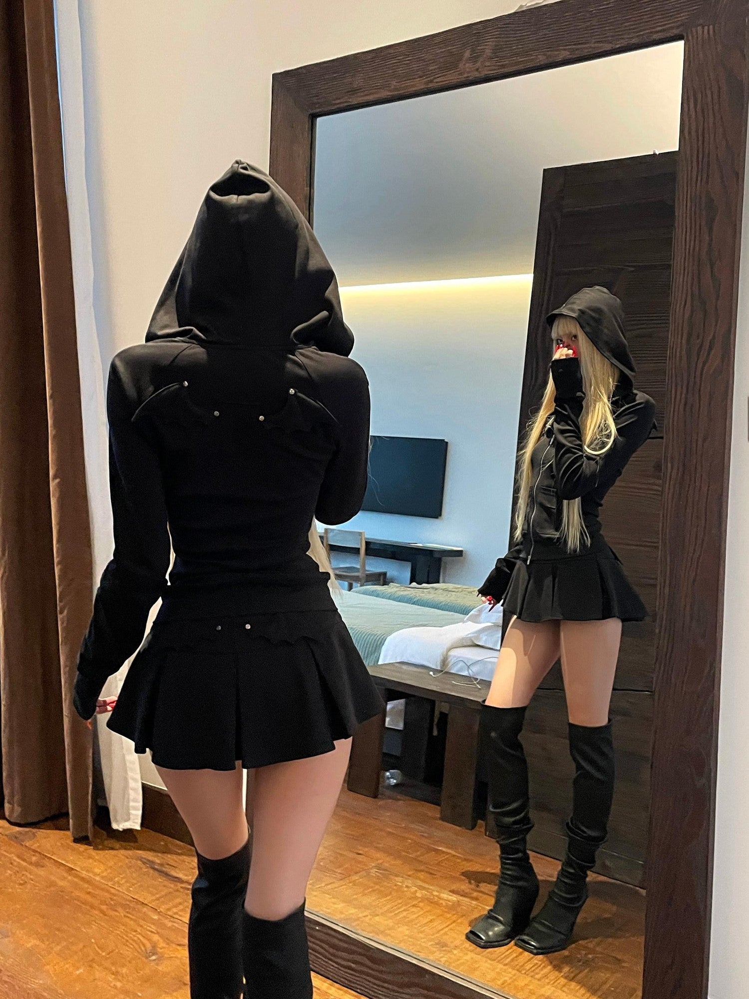 Rase le sol Black Devil Wing Motif Pleated Low Waist Women's Mini Skirts