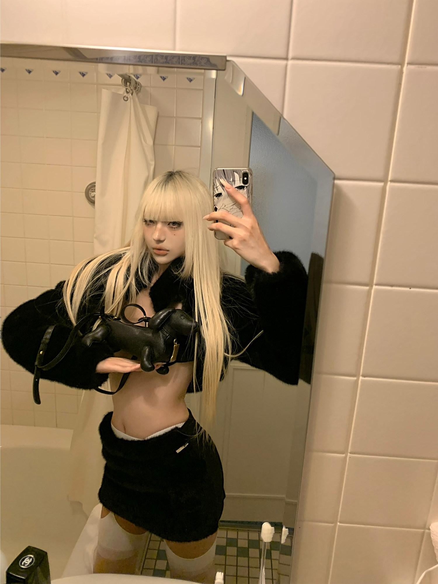 Black Lapel Short Slim Fitted Women's Plush Fur Cropped Jackets