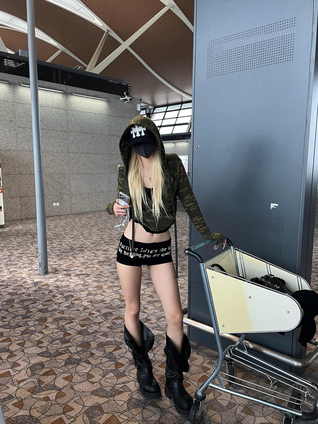 Rase le sol Black Letter Print Low Waist Lettered Women's Cut Denim Shorts