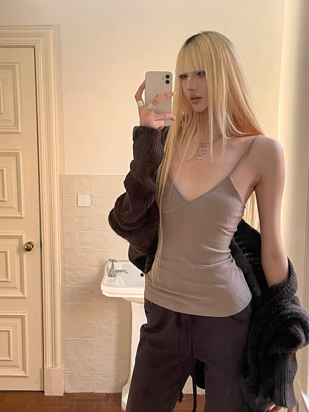 Rase le sol Cloud Latte V-neck Slim Fit Layering Women's Skin Friendly Plush Camisoles