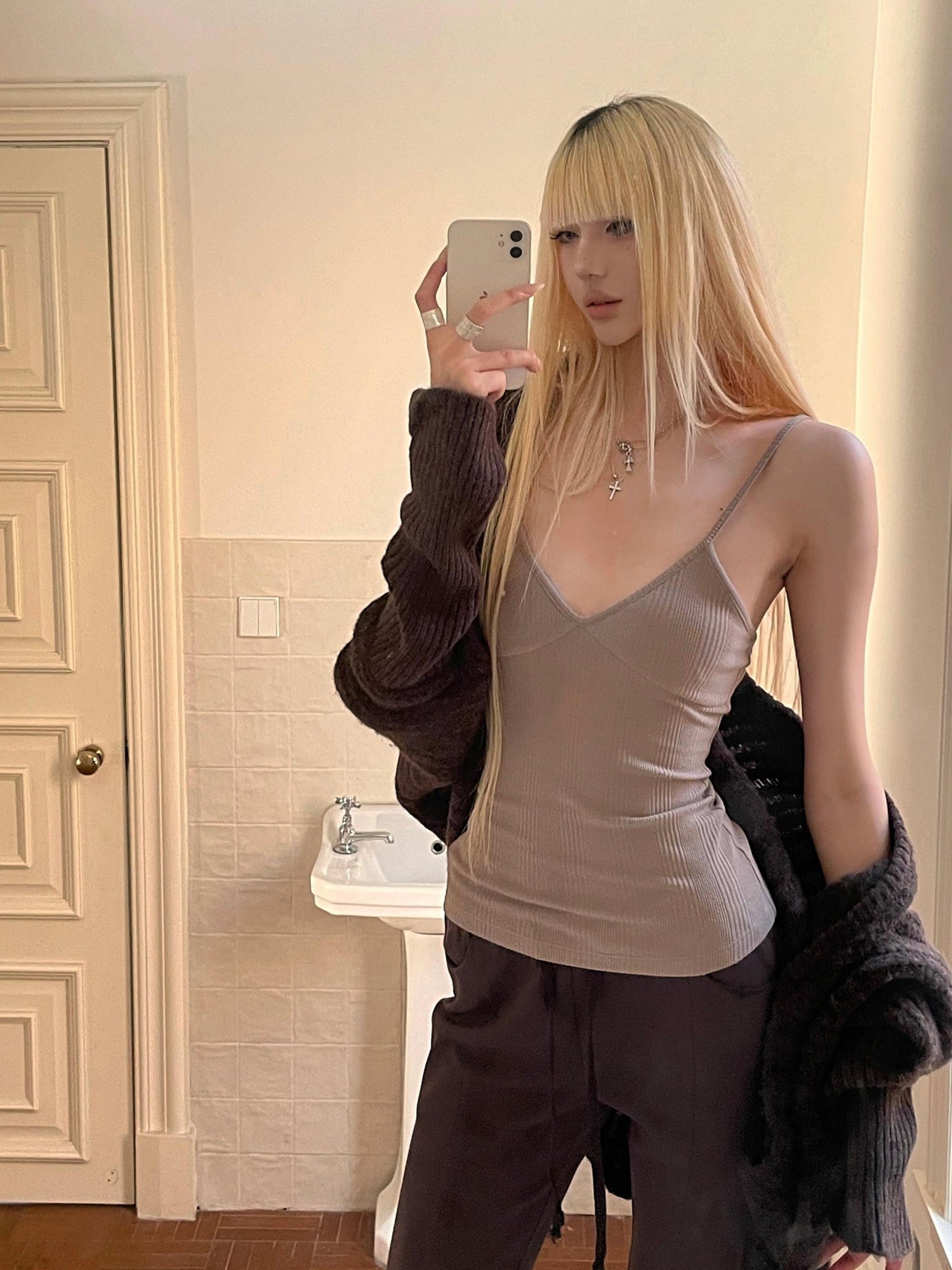 Rase le sol Cloud Latte V-neck Slim Fit Layering Women's Skin Friendly Plush Camisoles