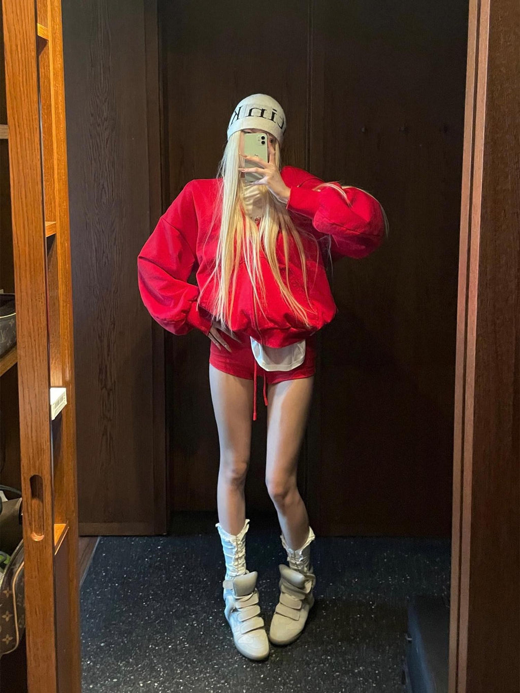 Rase le sol Crimson Hooded Sweatshirt Zip Jacket Women's Sport Top & Shorts Sets