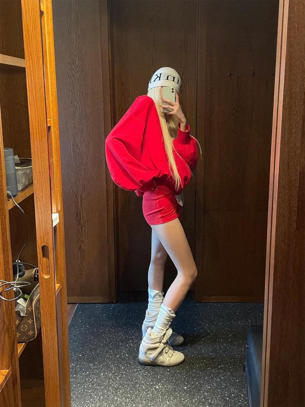Rase le sol Crimson Hooded Sweatshirt Zip Jacket Women's Sport Top & Shorts Sets