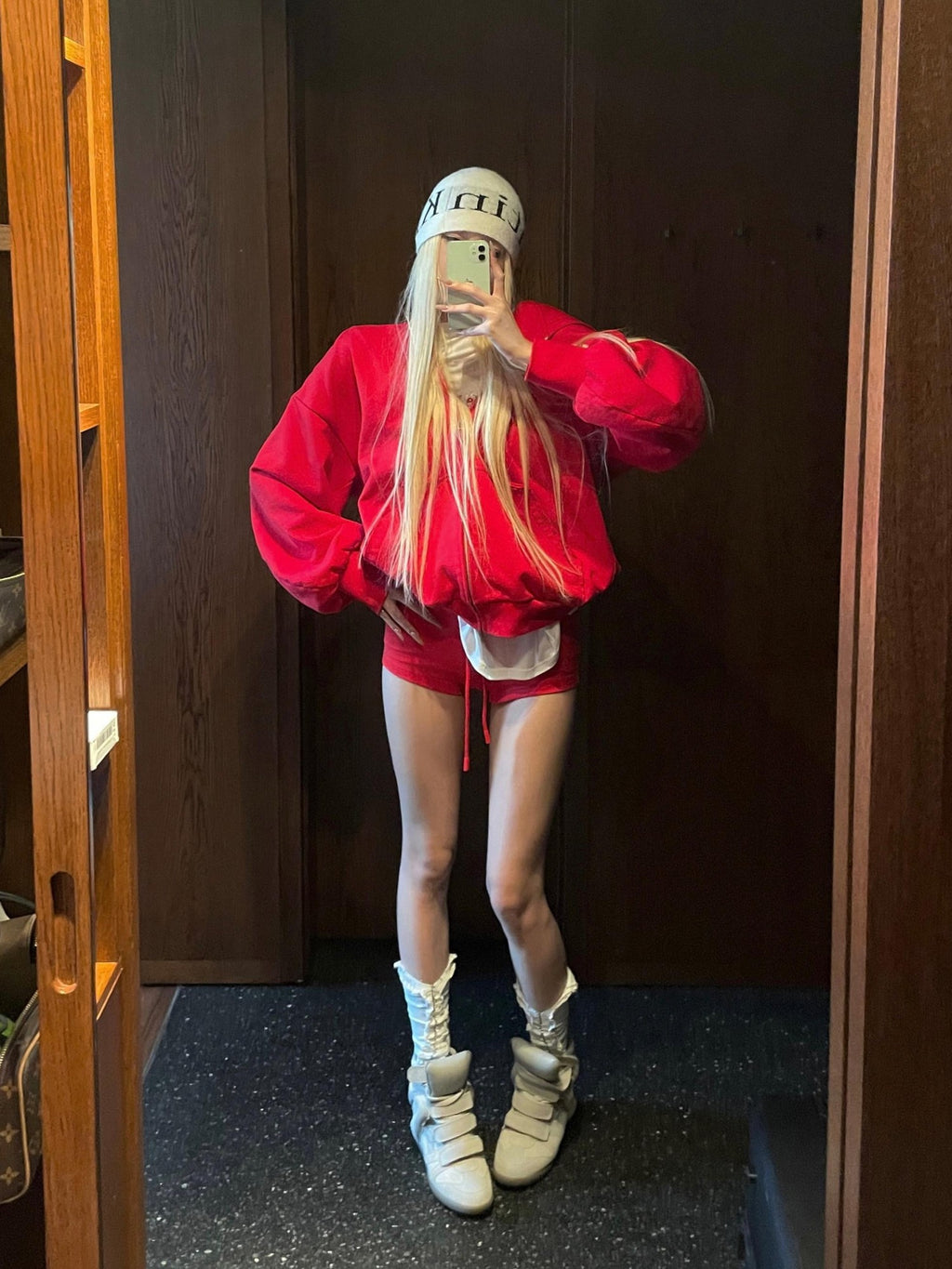 Rase le sol Crimson Hooded Sweatshirt Zip Jacket Women's Sport Top & Shorts Sets
