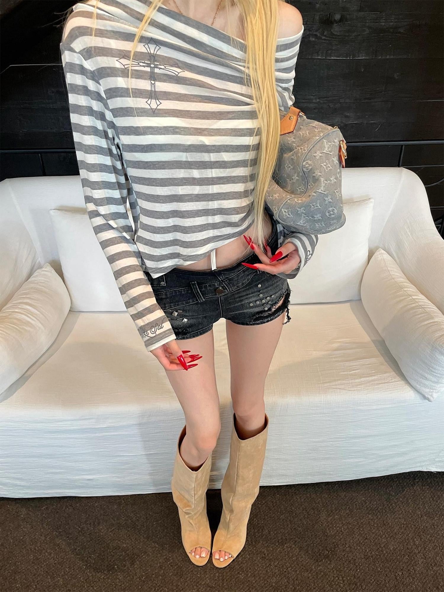 Rase le sol Dark Wash Studded Vintage Low Waist Cuffed Women's Denim Shorts