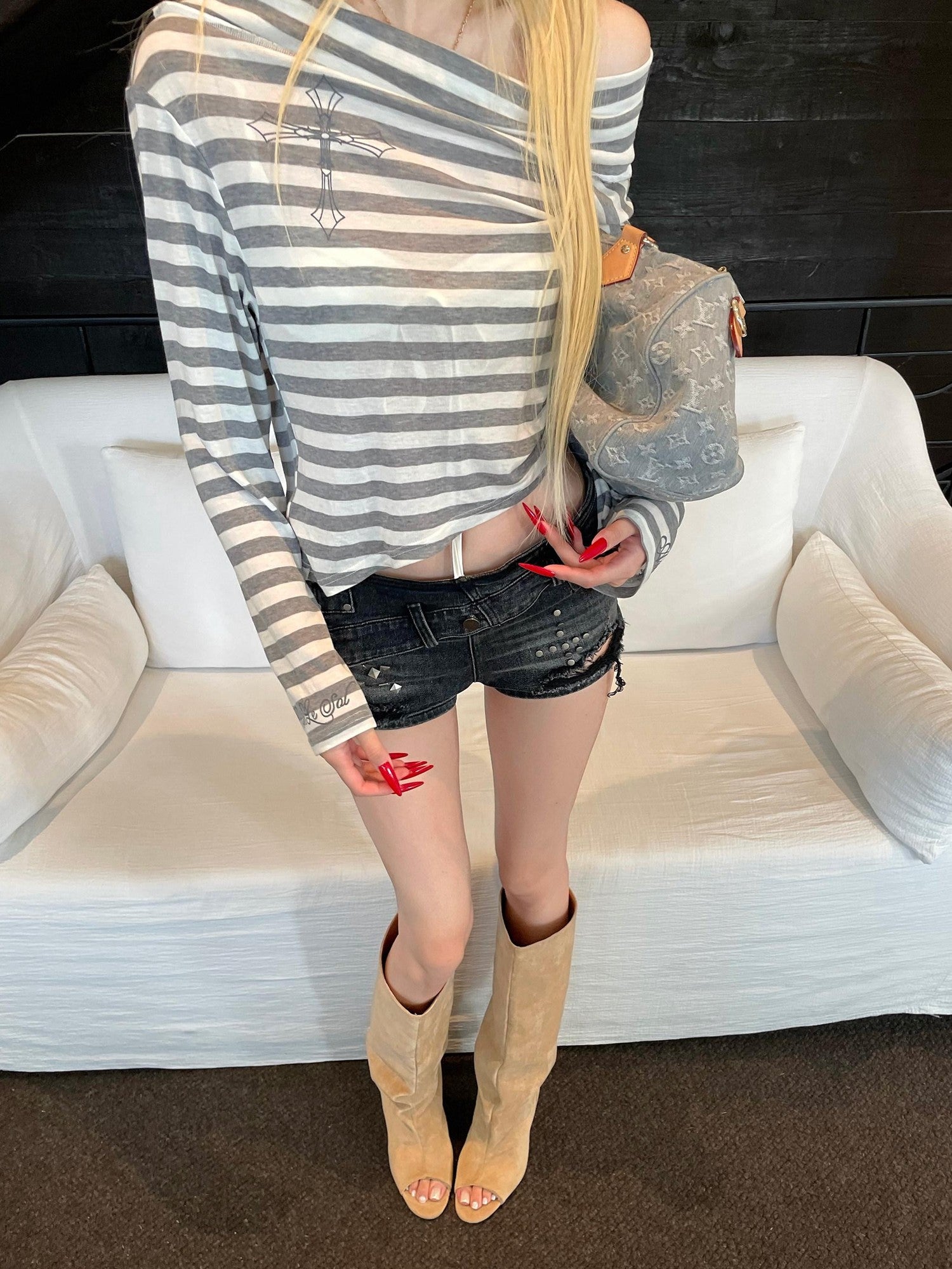 Rase le sol Dark Wash Studded Vintage Low Waist Cuffed Women's Denim Shorts