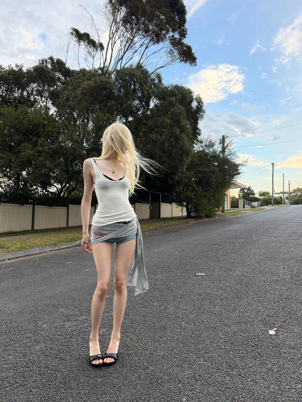 Rase le sol Detachable Rear Panel Fitted Low Rise Hip Hugging Women's Denim Shorts