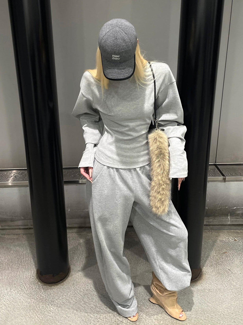 Rase le sol Gray Embroidered Relaxed Lounge Straight Leg Women's Sweatpants