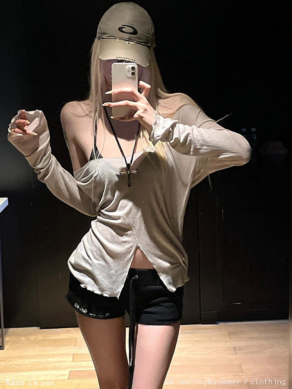 Rase le sol Gray Green V-neck Sun Protective Lightweight Women's Long Sleeve T-shirts