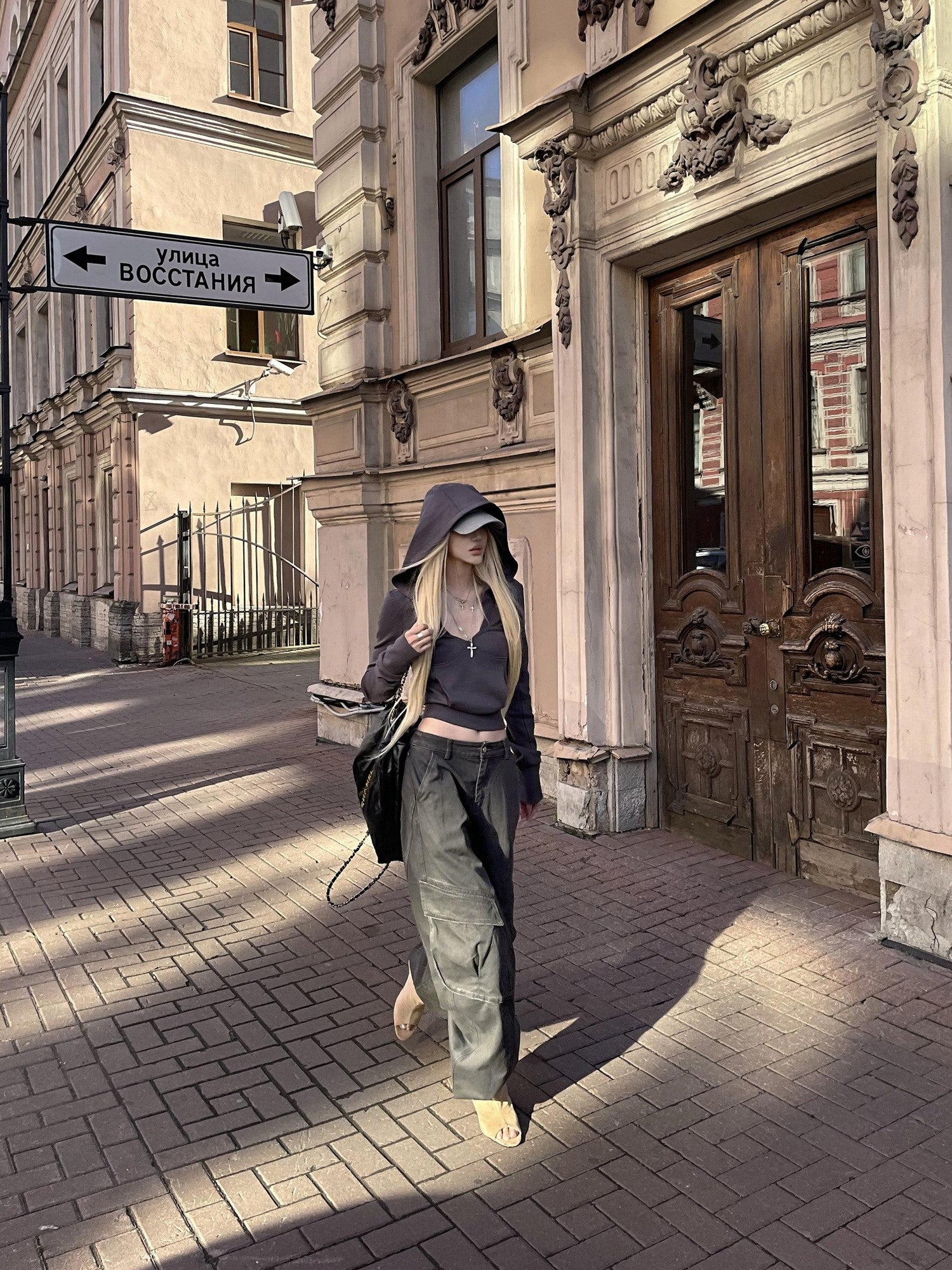 Rase le sol Gray Shadow Wander Graphic Hooded Slim Fit Women's Cropped Hoodies