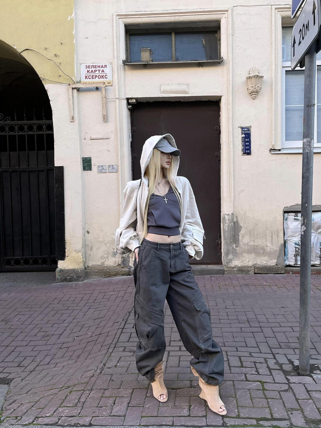 Rase le sol Gray Shadow Wander Graphic Hooded Slim Fit Women's Cropped Hoodies