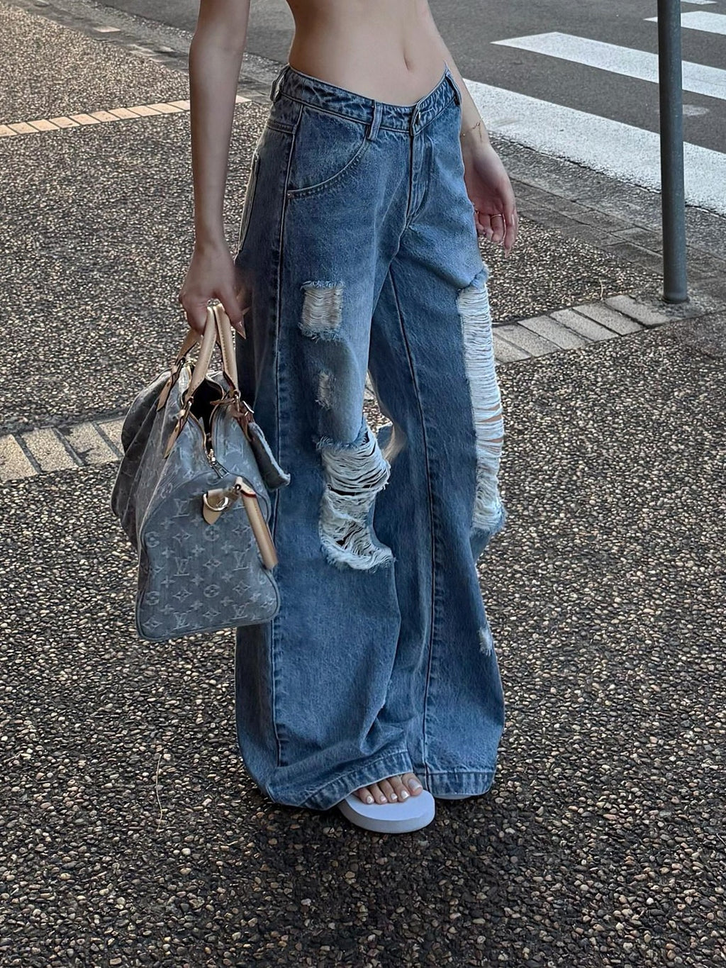 Rase le sol Light Wash Distressed Low Rise Relaxed Straight Women's Denim Bootcut Jeans