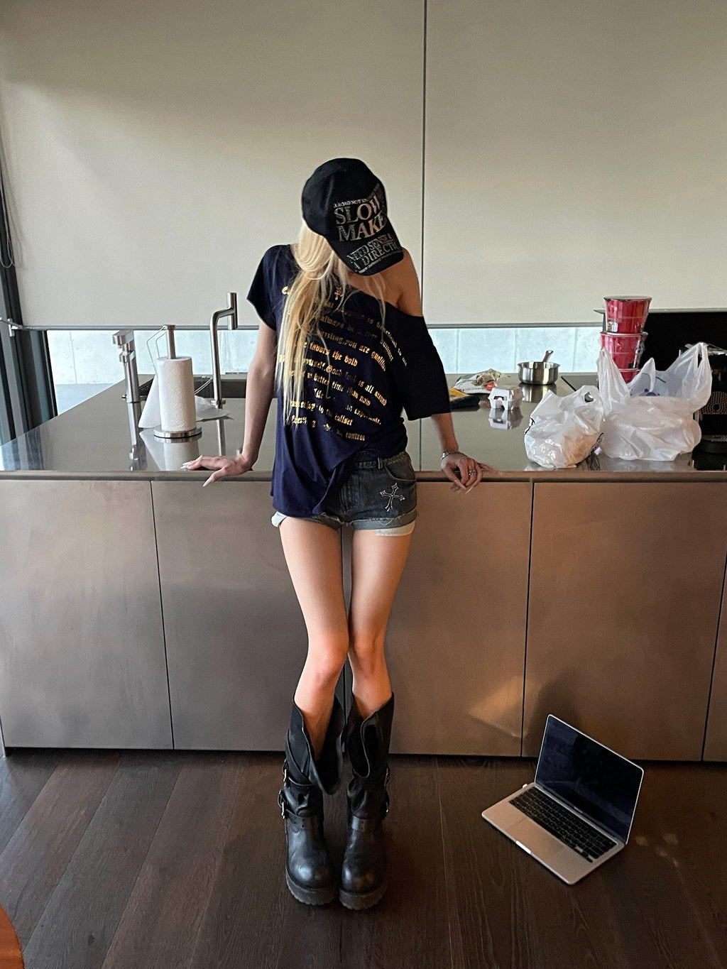 Rase le sol Sparkling Rhinestone Rolled Hem Low Waist Women's Denim Shorts
