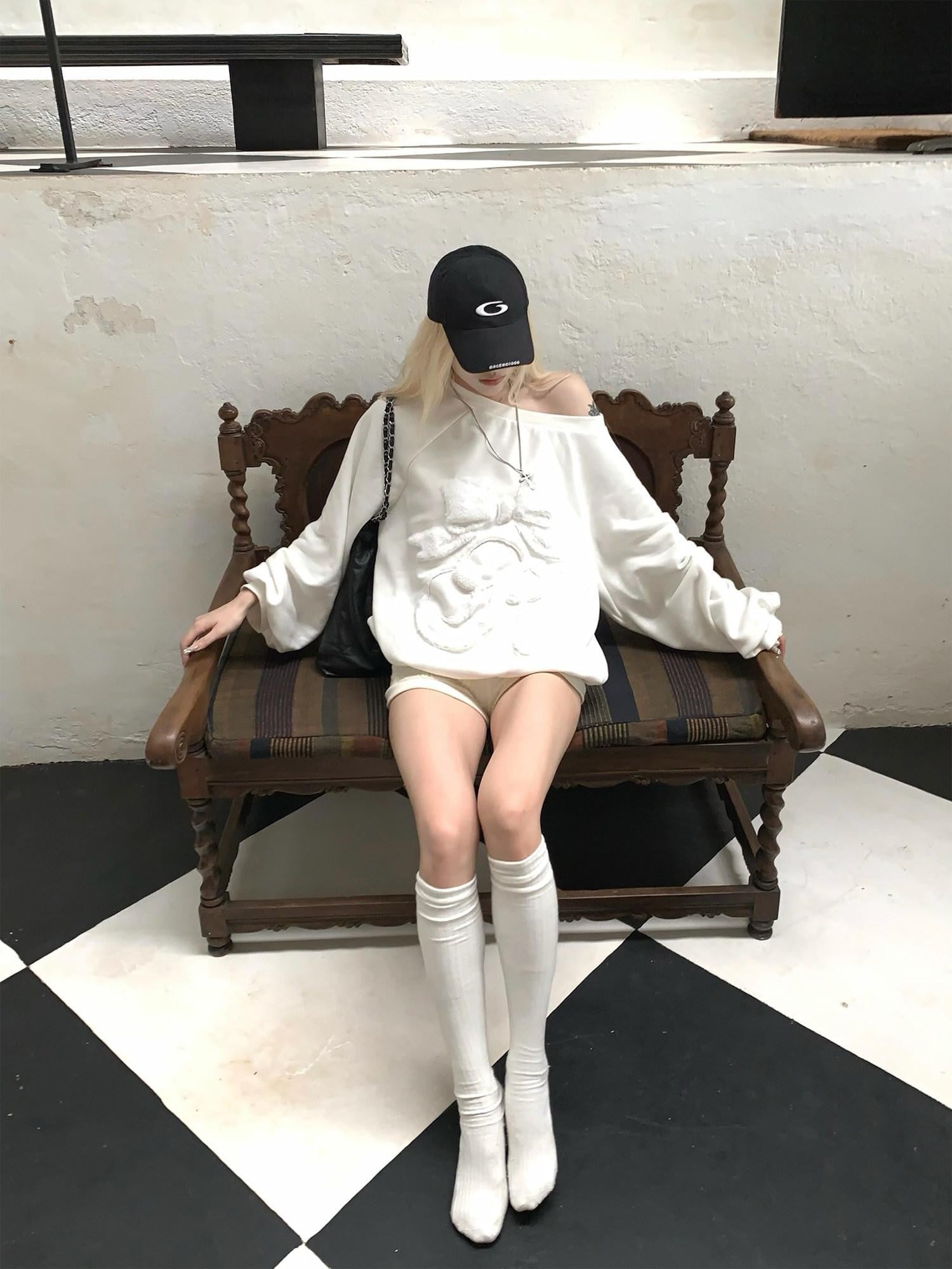 Rase le sol White Bow Embroidered Asymmetrical Shoulder Women's Sweatshirts