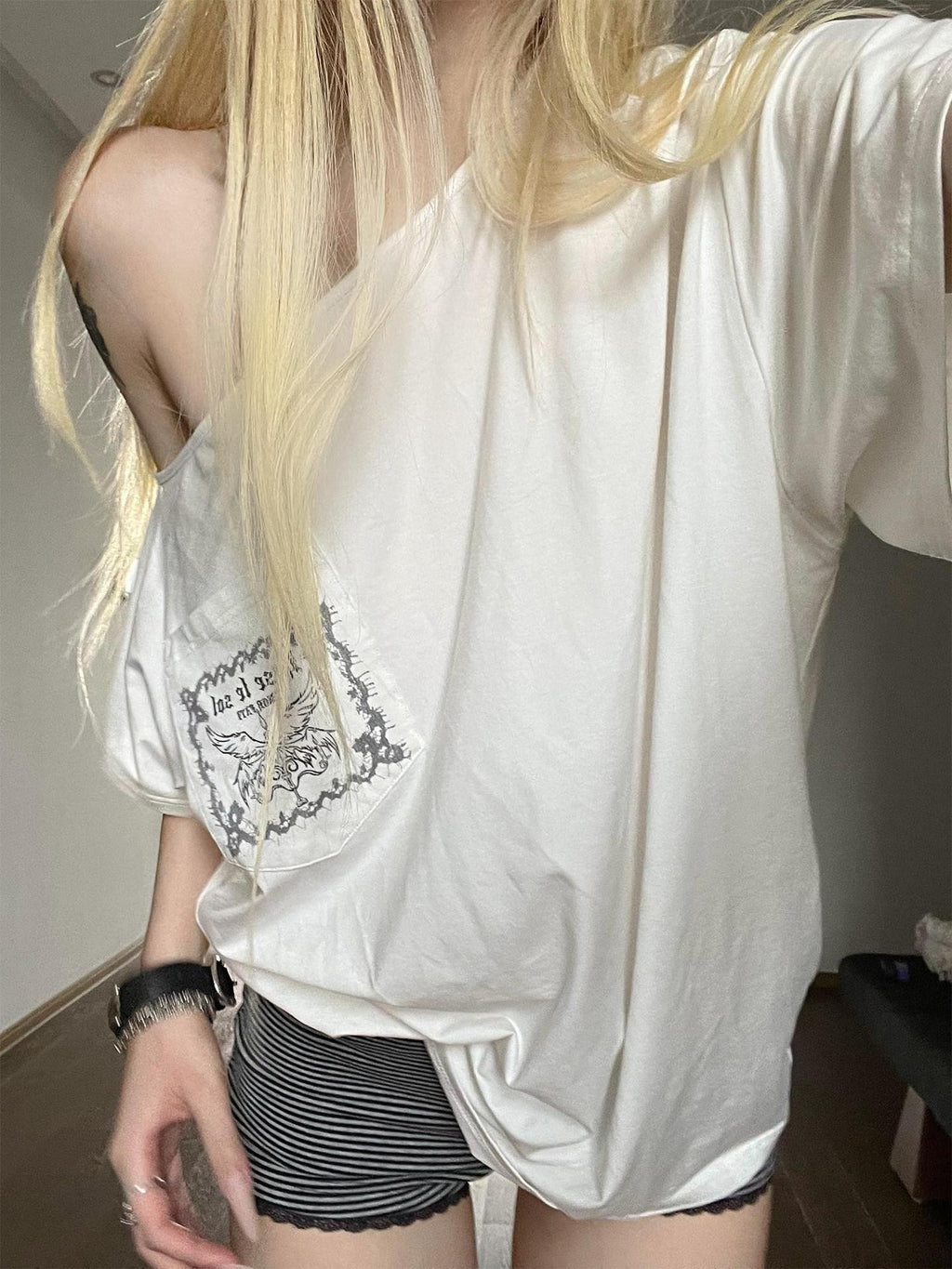 Rase le sol White Butterfly Letter Print Pocket Asymmetric Women's Off-shoulder T-shirts