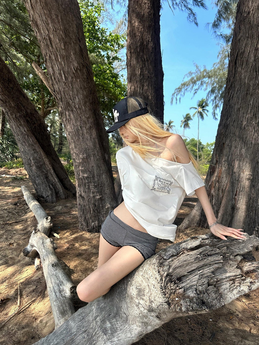 Rase le sol White Butterfly Letter Print Pocket Asymmetric Women's Off-shoulder T-shirts