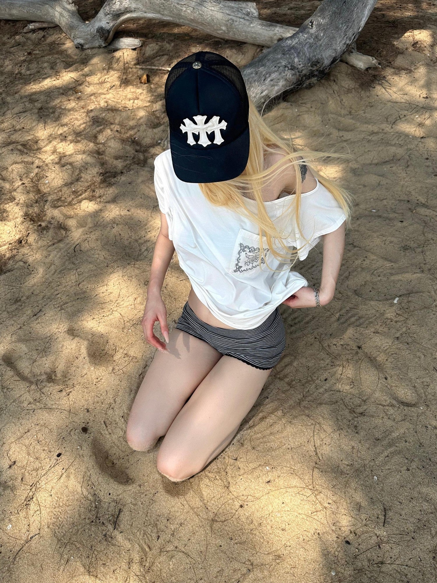 Rase le sol White Butterfly Letter Print Pocket Asymmetric Women's Off-shoulder T-shirts