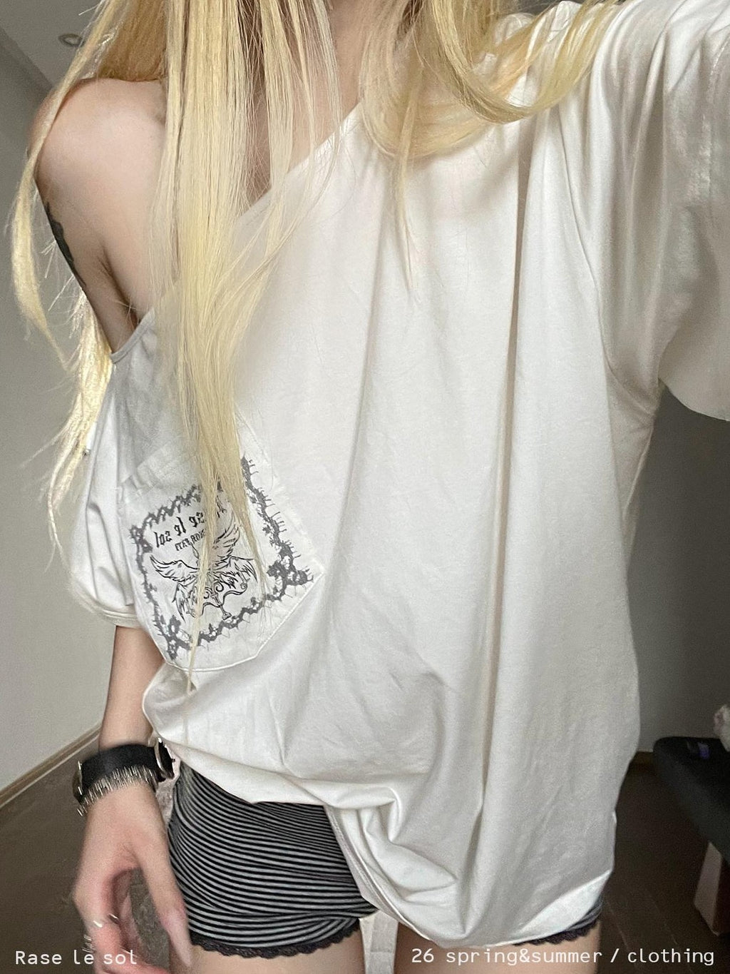 Rase le sol White Butterfly Letter Print Pocket Asymmetric Women's Off-shoulder T-shirts