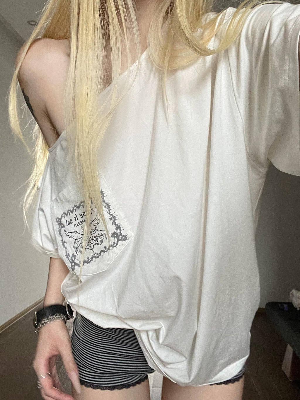 Rase le sol White Butterfly Letter Print Pocket Asymmetric Women's Off-shoulder T-shirts