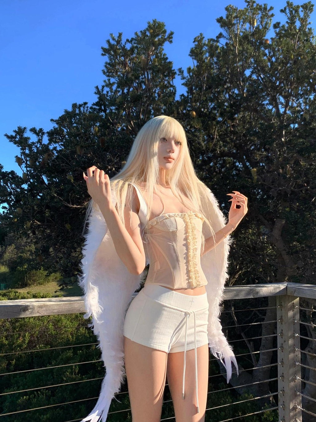 Rase le sol White Cross Hotfix Rhinestone Low Rise Hip Hugging Women's Hot Pants