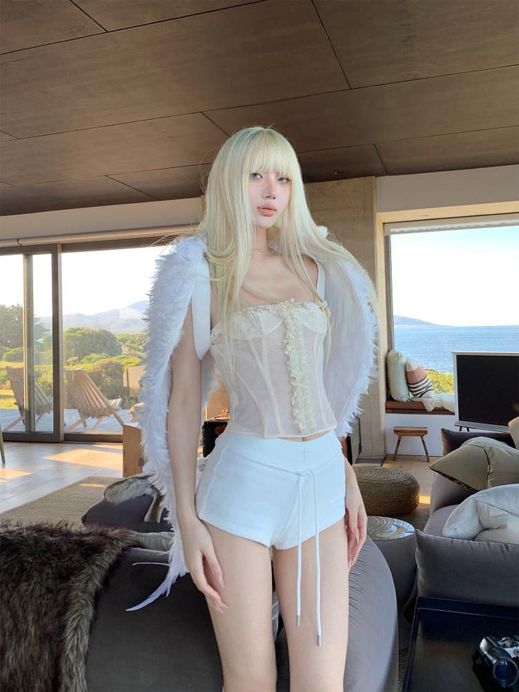 Rase le sol White Cross Hotfix Rhinestone Low Rise Hip Hugging Women's Hot Pants
