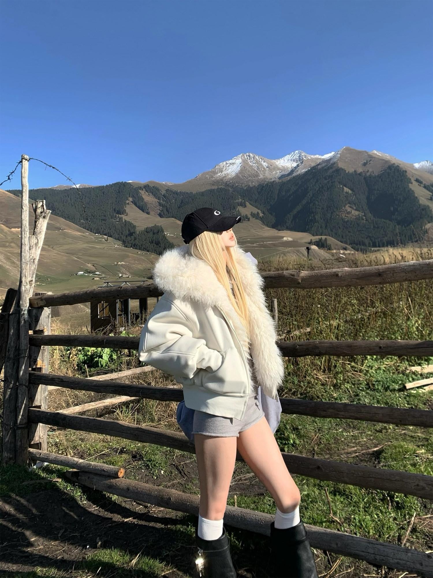 Rase le sol White Faux Fur Collar Fleece Lined Cropped Women's Plush Zip-up Hoodies