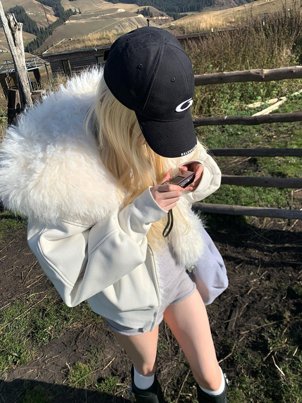 Rase le sol White Faux Fur Collar Fleece Lined Cropped Women's Plush Zip-up Hoodies