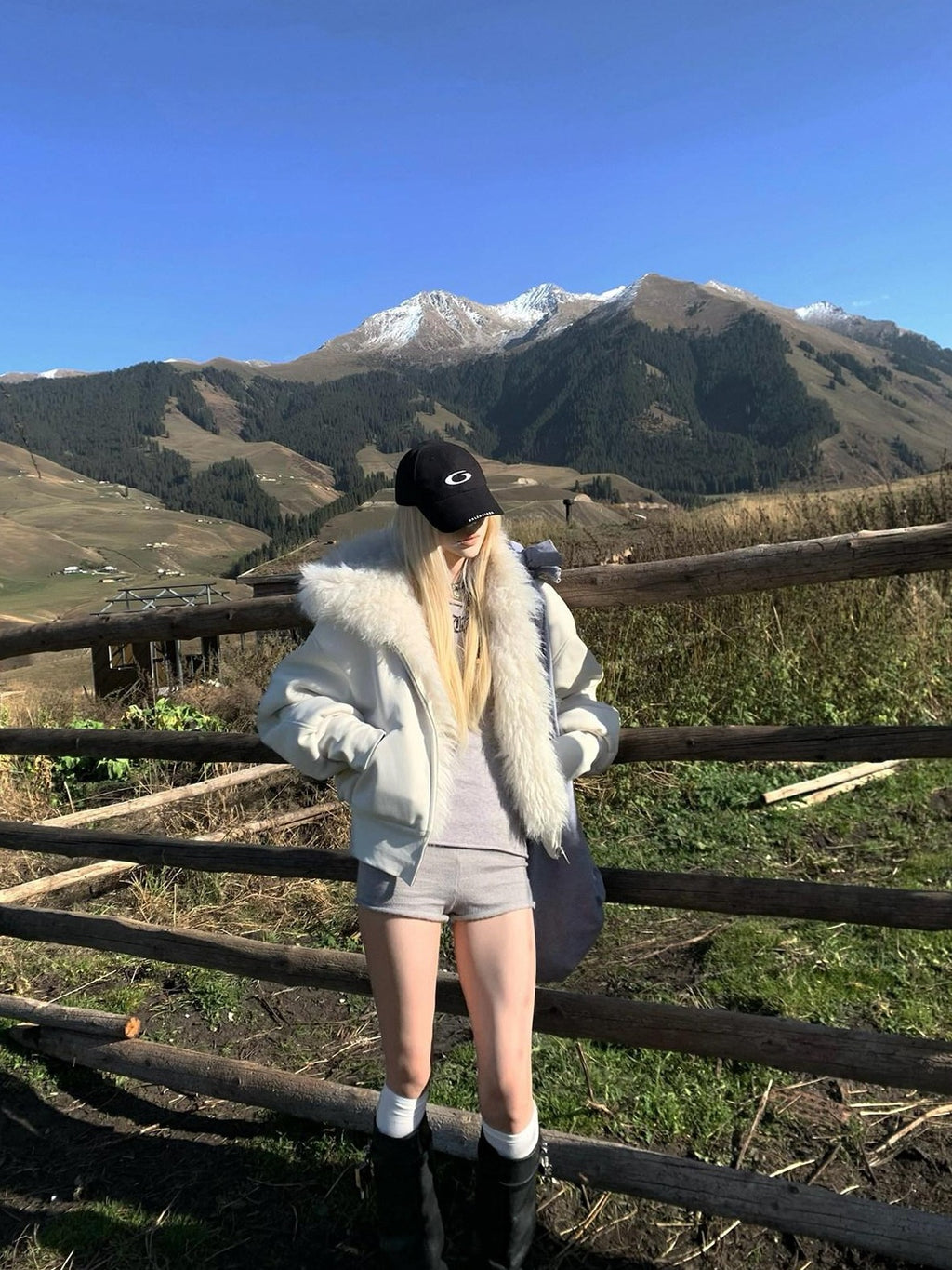 Rase le sol White Faux Fur Collar Fleece Lined Cropped Women's Plush Zip-up Hoodies