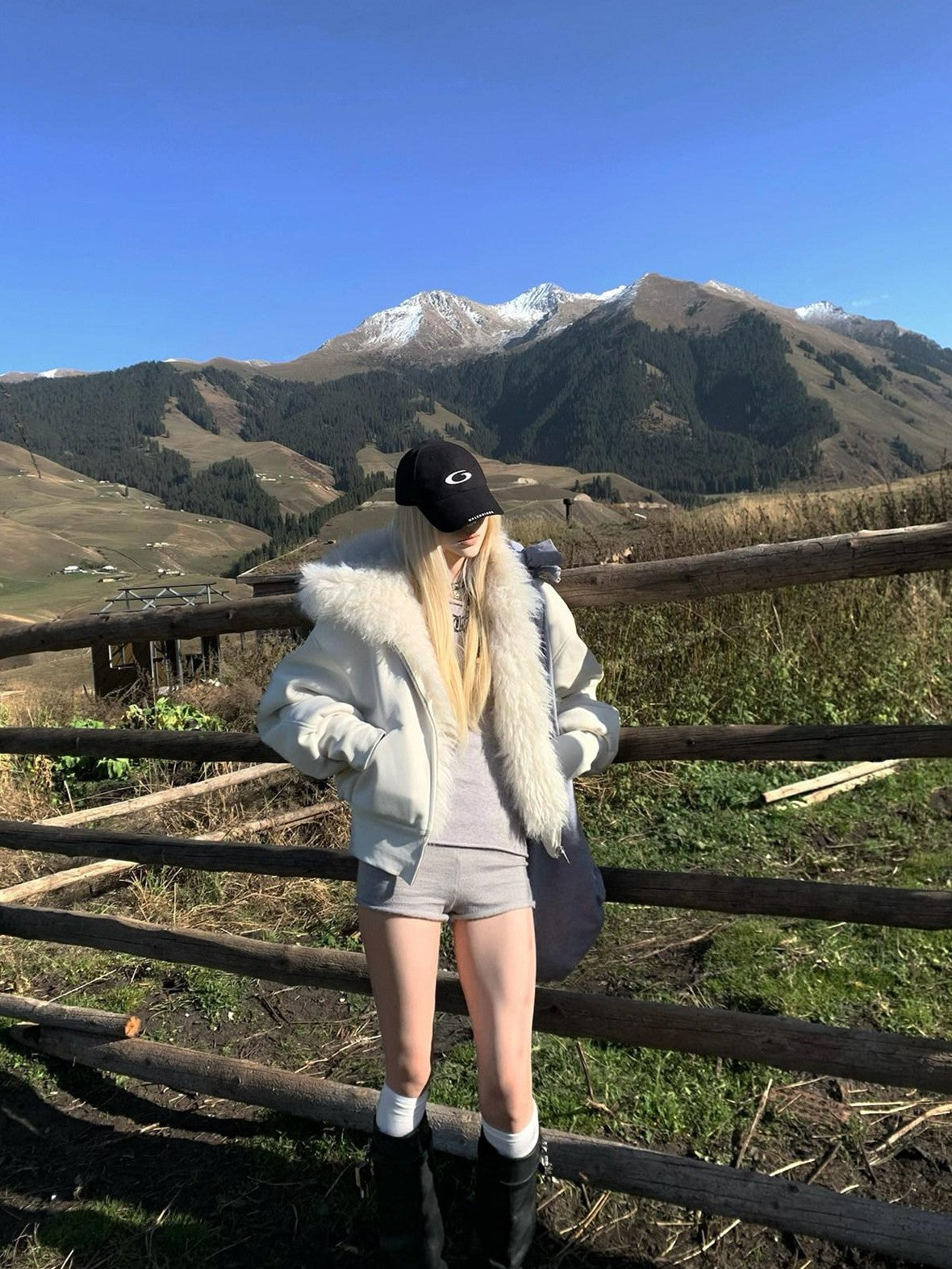 Rase le sol White Faux Fur Collar Fleece Lined Cropped Women's Plush Zip-up Hoodies