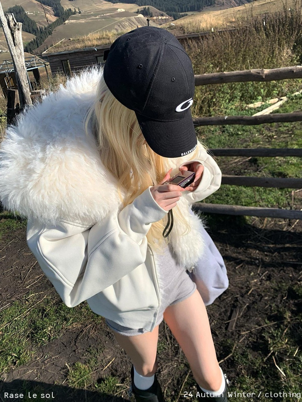 Rase le sol White Faux Fur Collar Fleece Lined Cropped Women's Plush Zip-up Hoodies