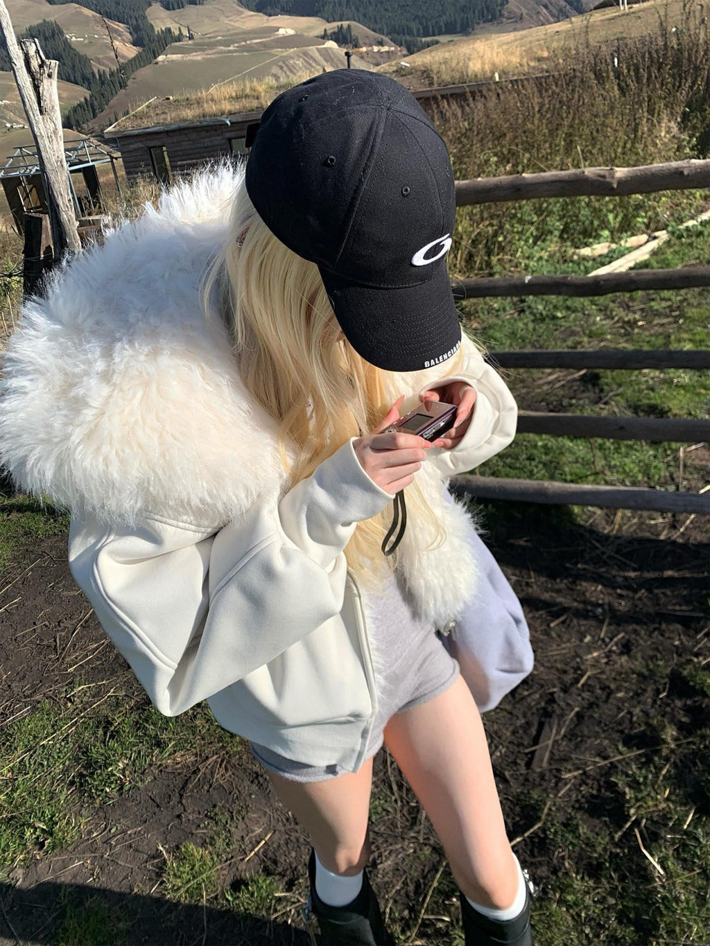 Rase le sol White Fur Collar Hooded Cropped Fleece Lined Women's Casual Jackets
