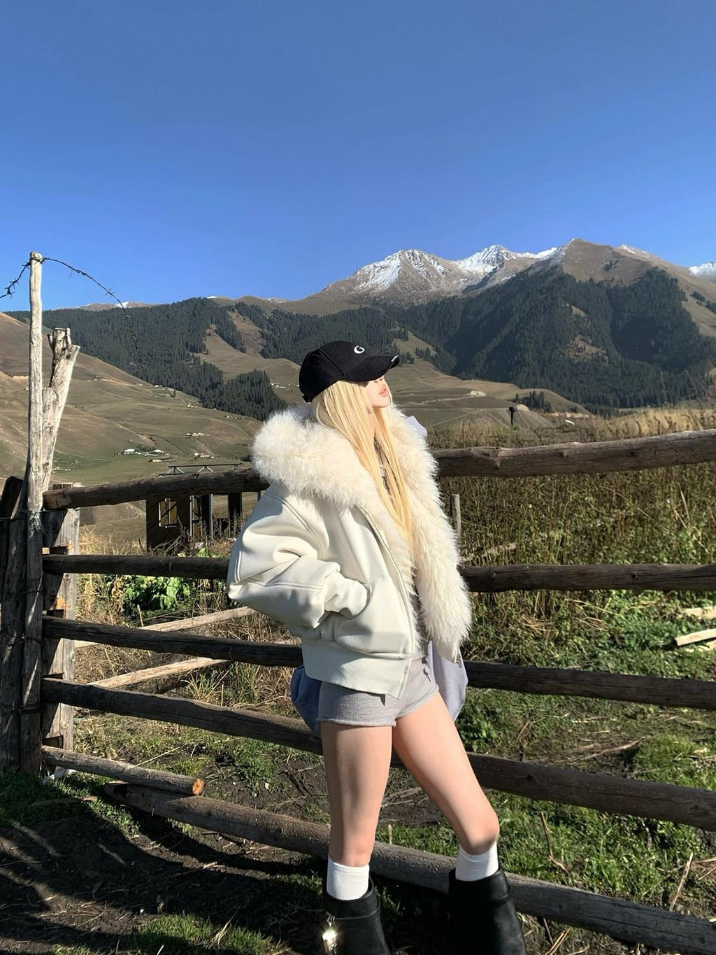 Rase le sol White Fur Collar Hooded Cropped Fleece Lined Women's Casual Jackets