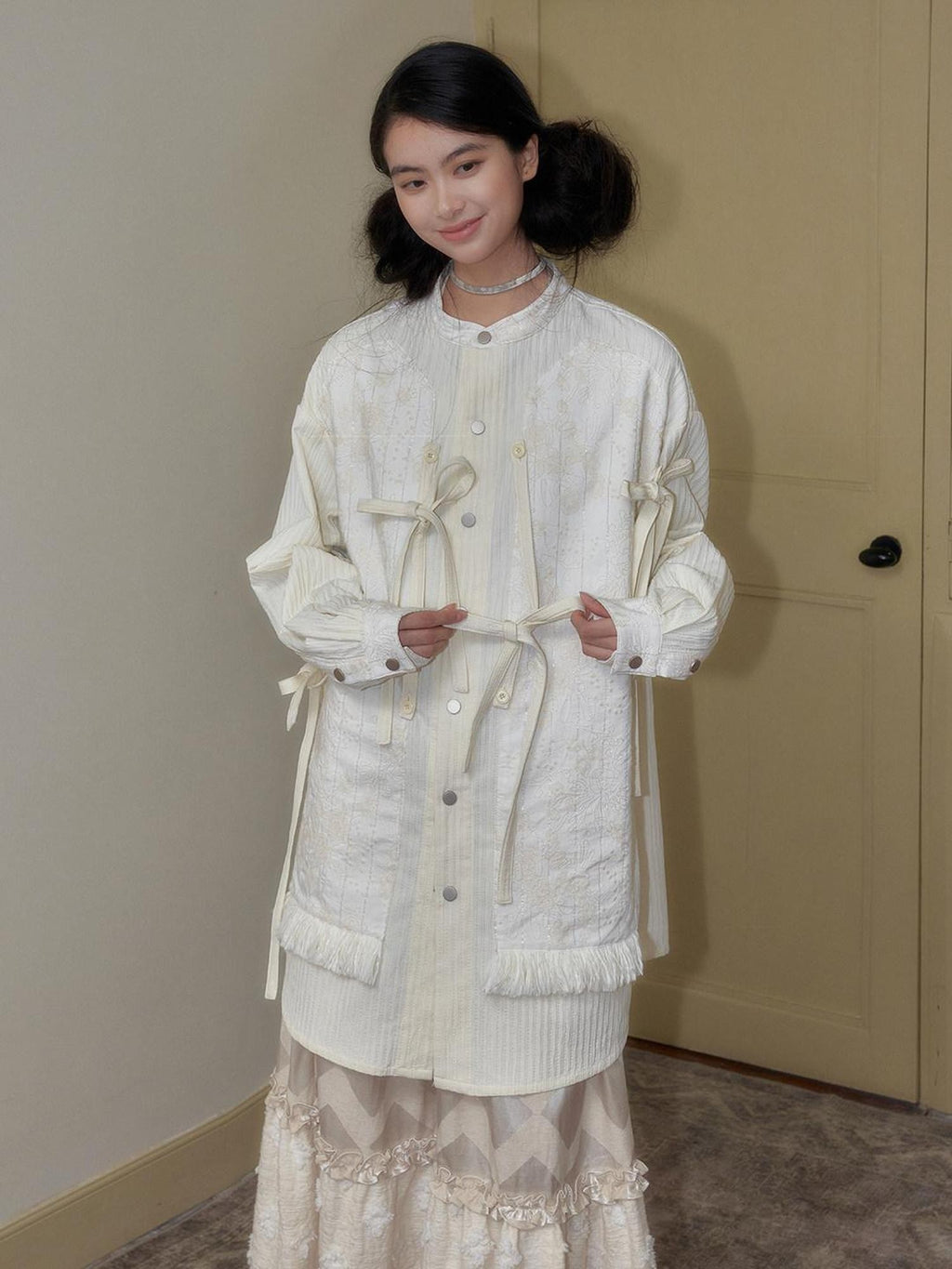SENSELF Ivory Striped Detachable Bow Stand Collar Women's Tie-front Shirts