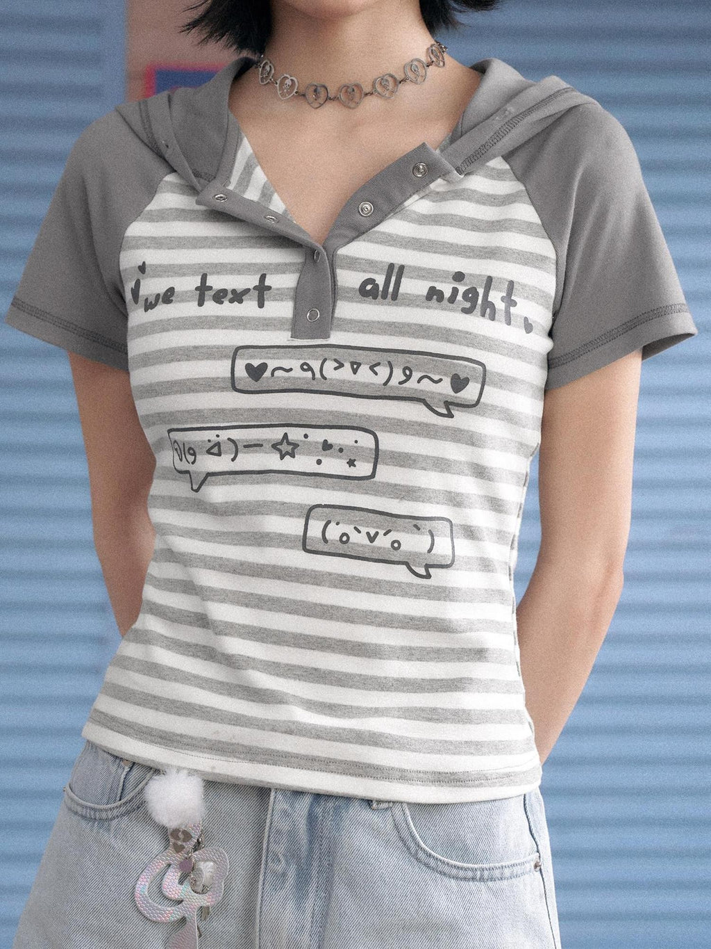 SagiDolls Vintage Gray Emoticon Print Hooded Women's Viscose Blend Short Sleeve T-shirts