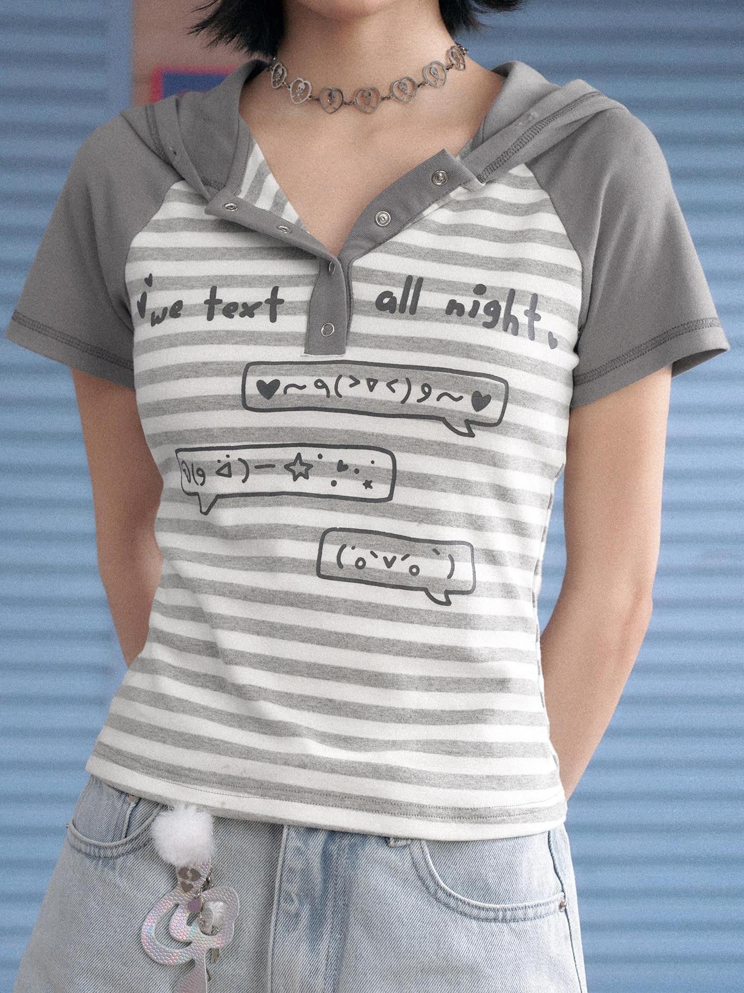 SagiDolls Vintage Gray Emoticon Print Hooded Women's Viscose Blend Short Sleeve T-shirts