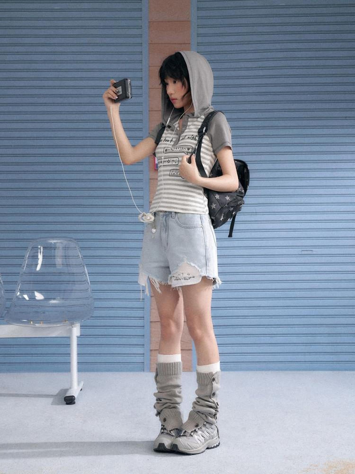 SagiDolls Vintage Gray Emoticon Print Hooded Women's Viscose Blend Short Sleeve T-shirts