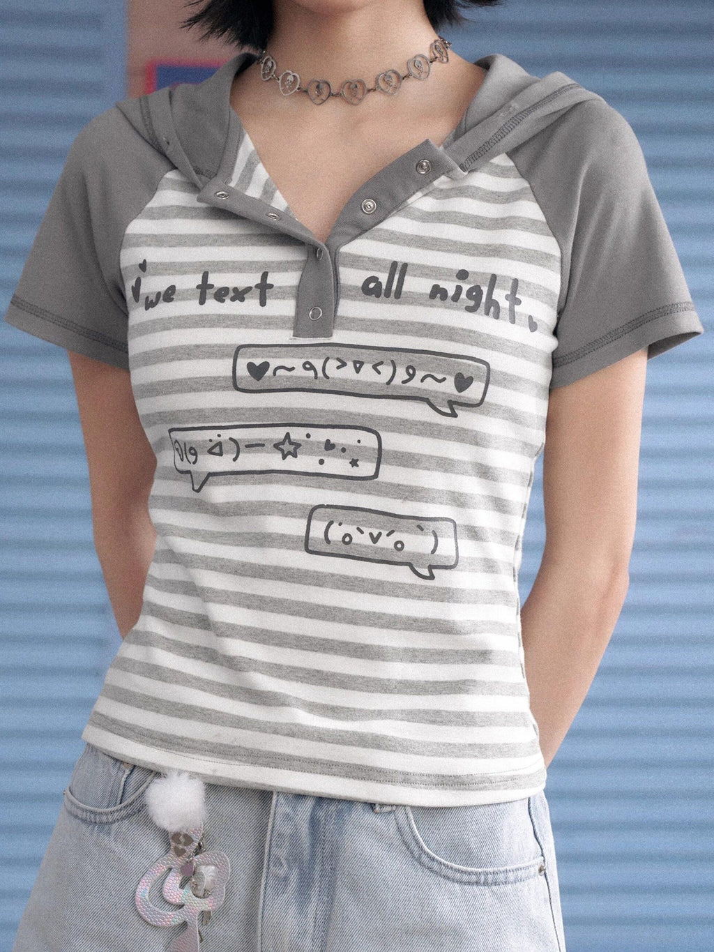 SagiDolls Vintage Gray Emoticon Print Hooded Women's Viscose Blend Short Sleeve T-shirts