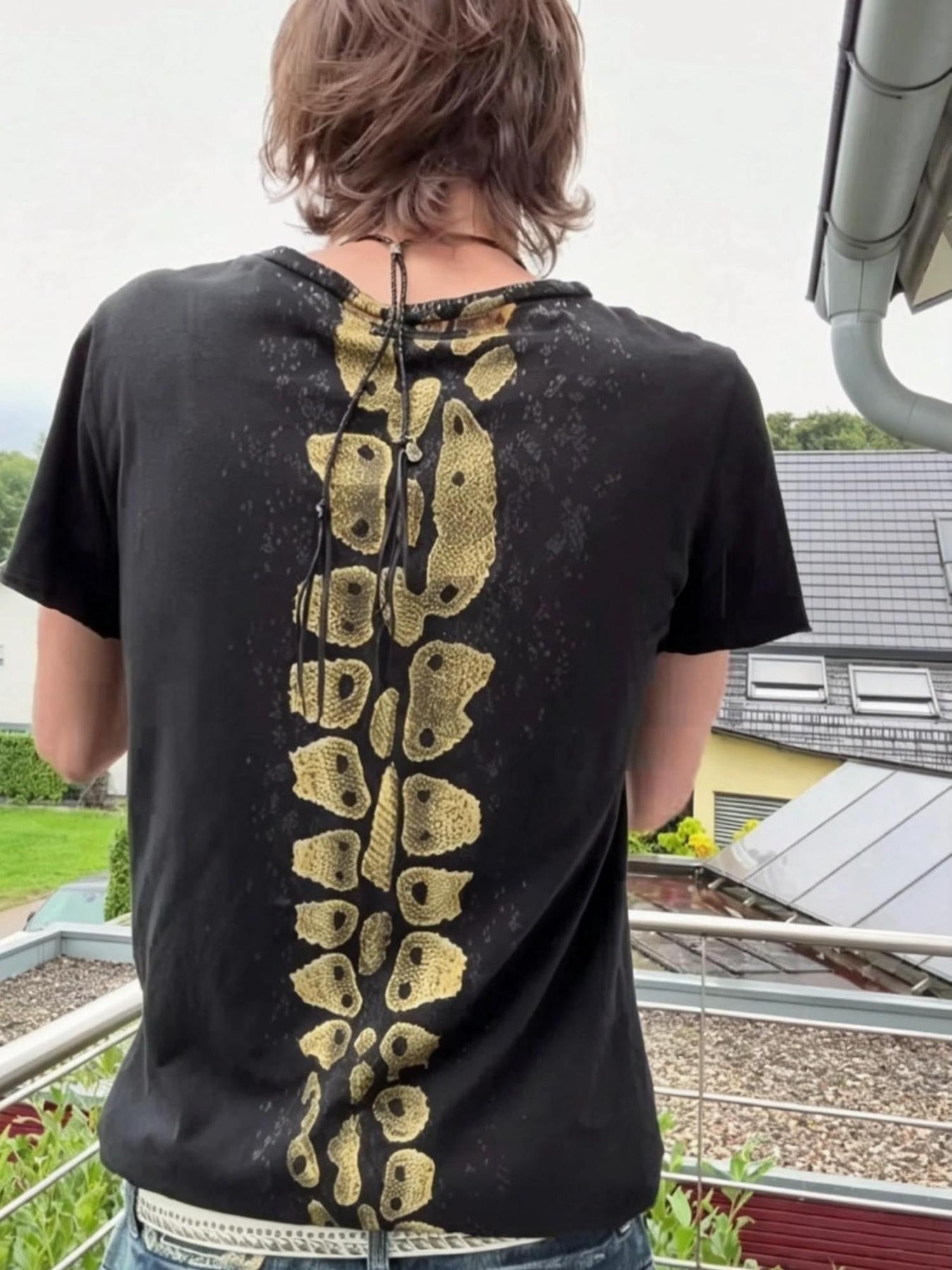 THE DAWN Breathable Slim Fit Minimal Snake Spine Print Unisex Black Short Sleeve T-Shirts