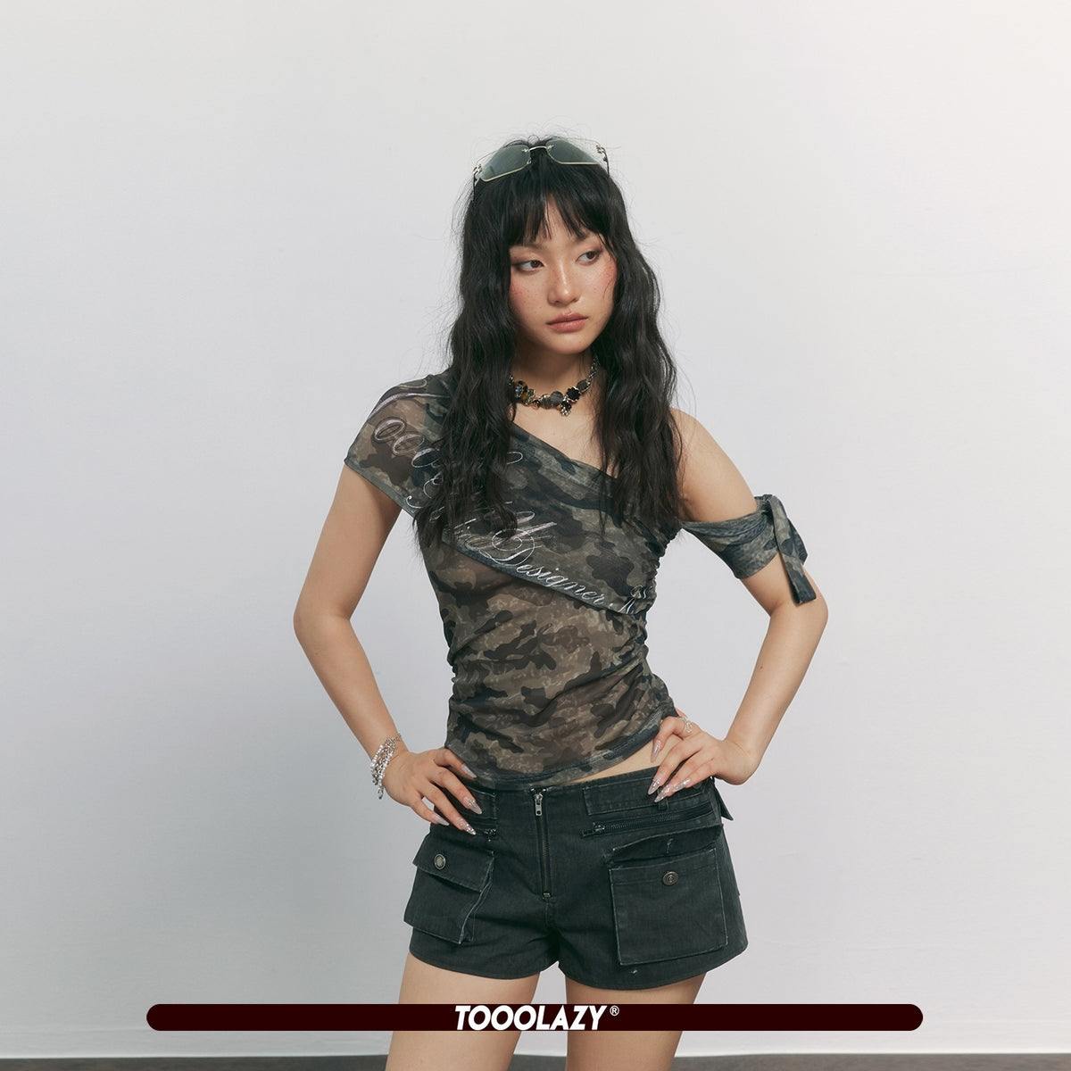 TOOOLAZY_Camo_Splice_Slanted_Tie_Shoulder_Women's_Polyester_Off-shoulder_T-shirts_1058713460926_MISSTT