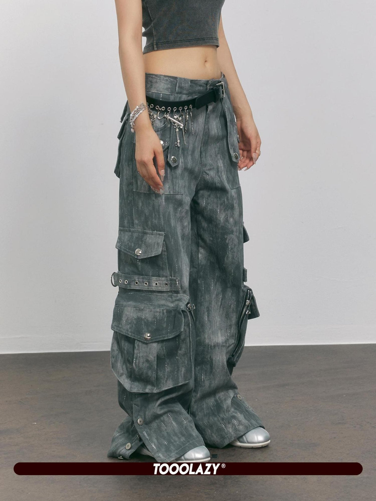 TOOOLAZY Vintage Washed Cargo Multi Pocket Chain Decor Women's Cotton Distressed Jeans