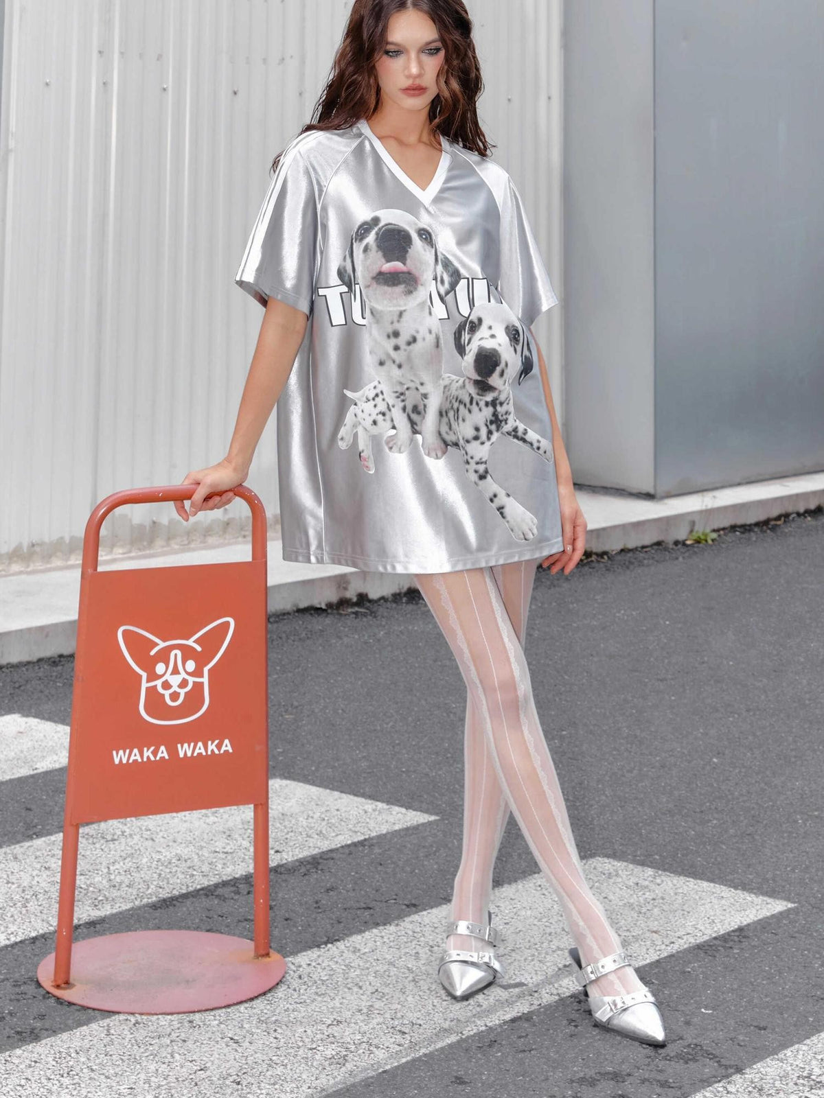 Tut tuto Silver V-neck Retro Mid Length Women's Polyester Oversized T-shirts
